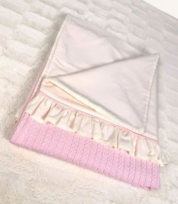 Pembe ve krem fırfırlı pamuklu bebek nevresim takımı, nakış detaylı dekoratif yastıklı set