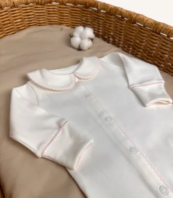 GOTS sertifikalı interlok kumaştan hazırlanan Organik Önden Çıtçıtlı Bebe Yakalı Kroşe İşlemeli Tulum, kroşe detaylı bebe yakası, kendinden eldivenli yapısı ve iç dikişsiz çift katlı patikle