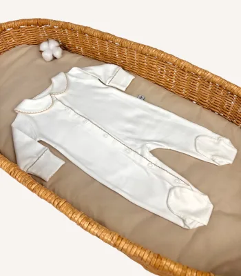 GOTS sertifikalı interlok kumaştan hazırlanan Organik Önden Çıtçıtlı Bebe Yakalı Kroşe İşlemeli Tulum, kroşe detaylı bebe yakası, kendinden eldivenli yapısı ve iç dikişsiz çift katlı patikle