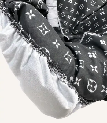 Antrasit monogram desenli çocuk oto koltuğu kılıfı ve gri kemer kılıfı seti