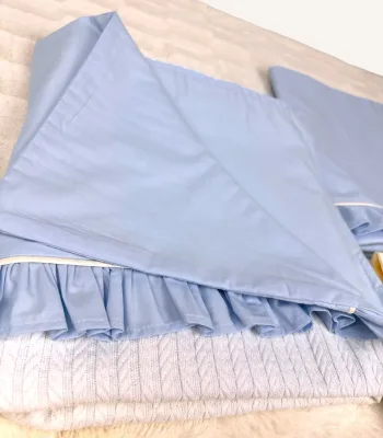Krem ve bebek mavisi fırfırlı pamuklu bebek nevresim takımı, nakış detaylı dekoratif yastıklı set