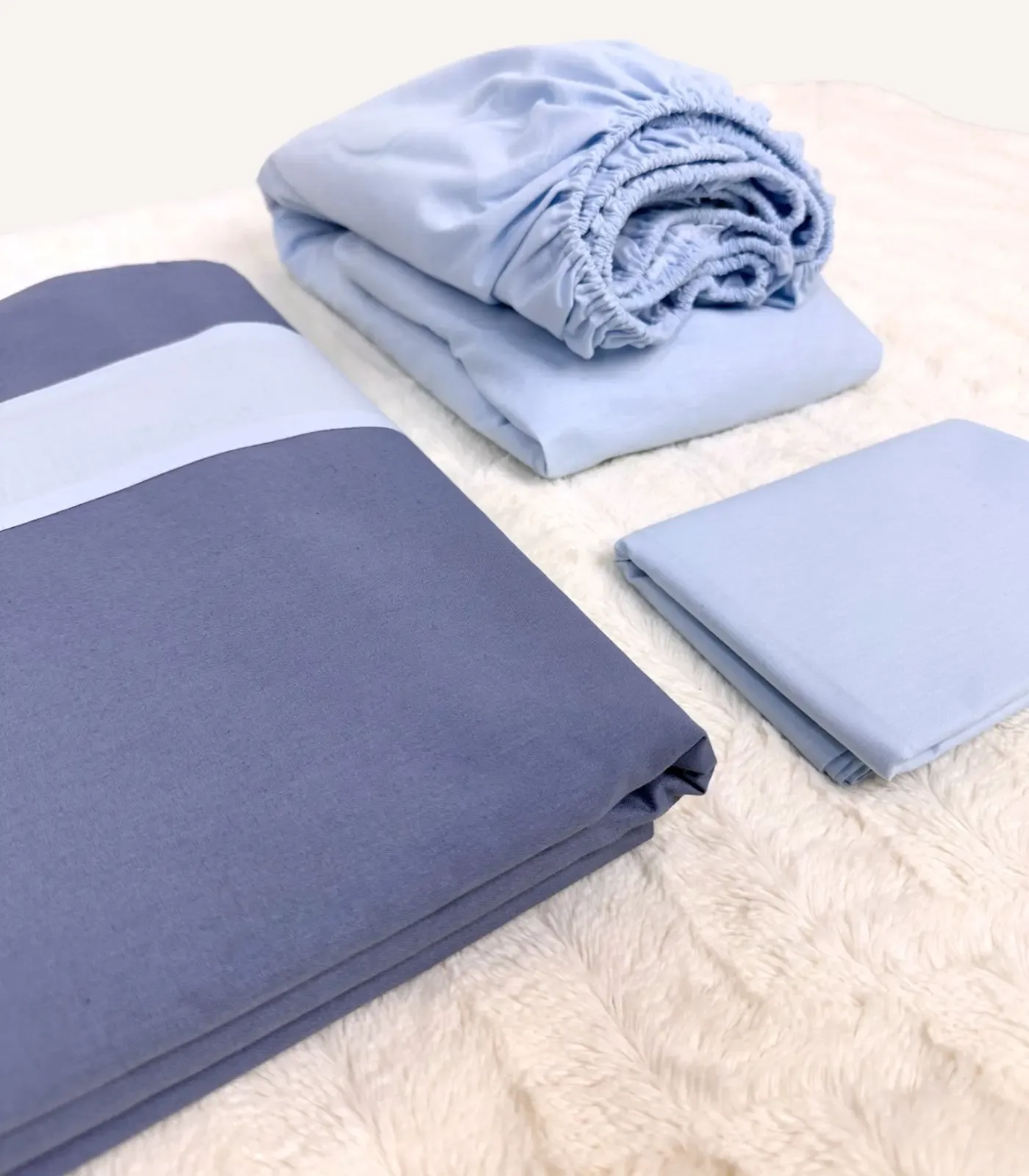 Bebek mavisi ve indigo mavi renk bloklu pamuklu tek kişilik nevresim takımı, lastikli çarşaflı modern yatak seti