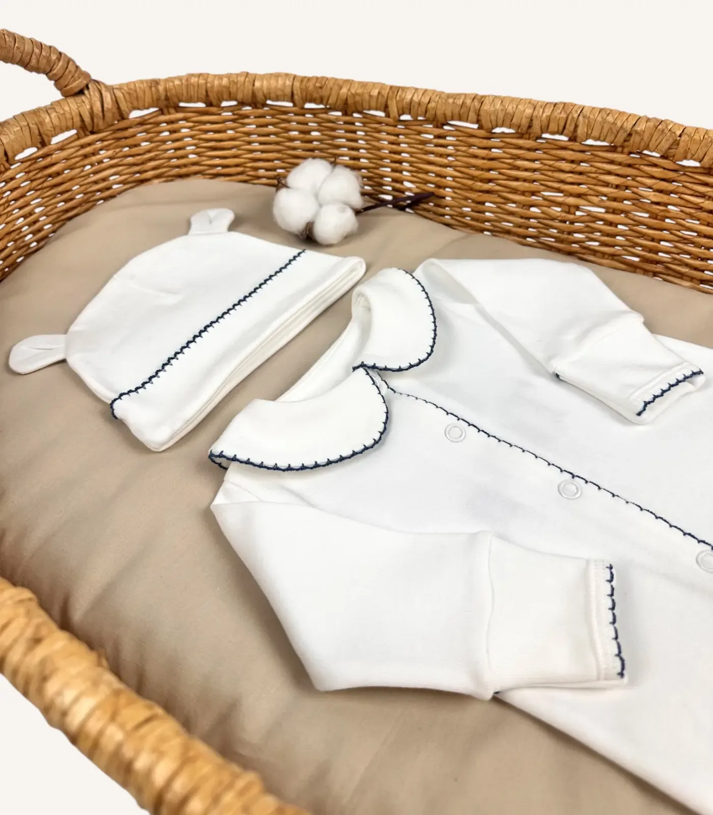 GOTS sertifikalı interlok kumaştan hazırlanan Organik Önden Çıtçıtlı Bebe Yakalı Kroşe İşlemeli Tulum ve Şapka Seti, kroşe detaylı bebe yakası, ayı kulaklı şapkası, kendinden eldivenli yapıs