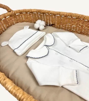 GOTS sertifikalı interlok kumaştan hazırlanan Organik Önden Çıtçıtlı Bebe Yakalı Kroşe İşlemeli Tulum ve Şapka Seti, kroşe detaylı bebe yakası, ayı kulaklı şapkası, kendinden eldivenli yapıs