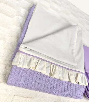 Pamuklu Bebek Nevresim Takımı – Krem ve Lila Fırfırlı