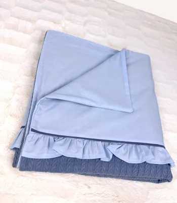 Bebek mavisi ve indigo mavi fırfırlı pamuklu bebek nevresim takımı, nakış detaylı dekoratif yastıklı set