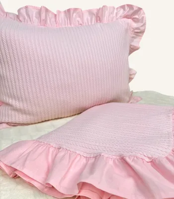 Pembe örgü pike fırfırlı tek kişilik pike takımı, dekoratif yastık kılıflı, nakış seçenekli yatak örtüsü seti