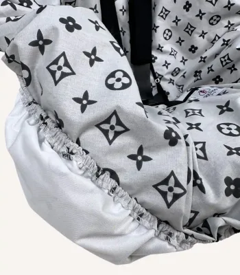 Gri monogram desenli çocuk oto koltuğu kılıfı ve siyah kemer kılıfı seti