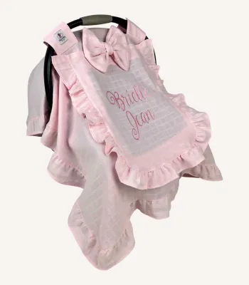 Pembe tek kat müslin kumaştan, fırfırlı kapak ve kenarlara sahip puset örtüsü.