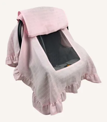 Pembe tek kat müslin kumaştan fırfırlı, kapaklı puset örtüsü; tül pencereli ve kişiselleştirilebilir nakış detaylı model.
