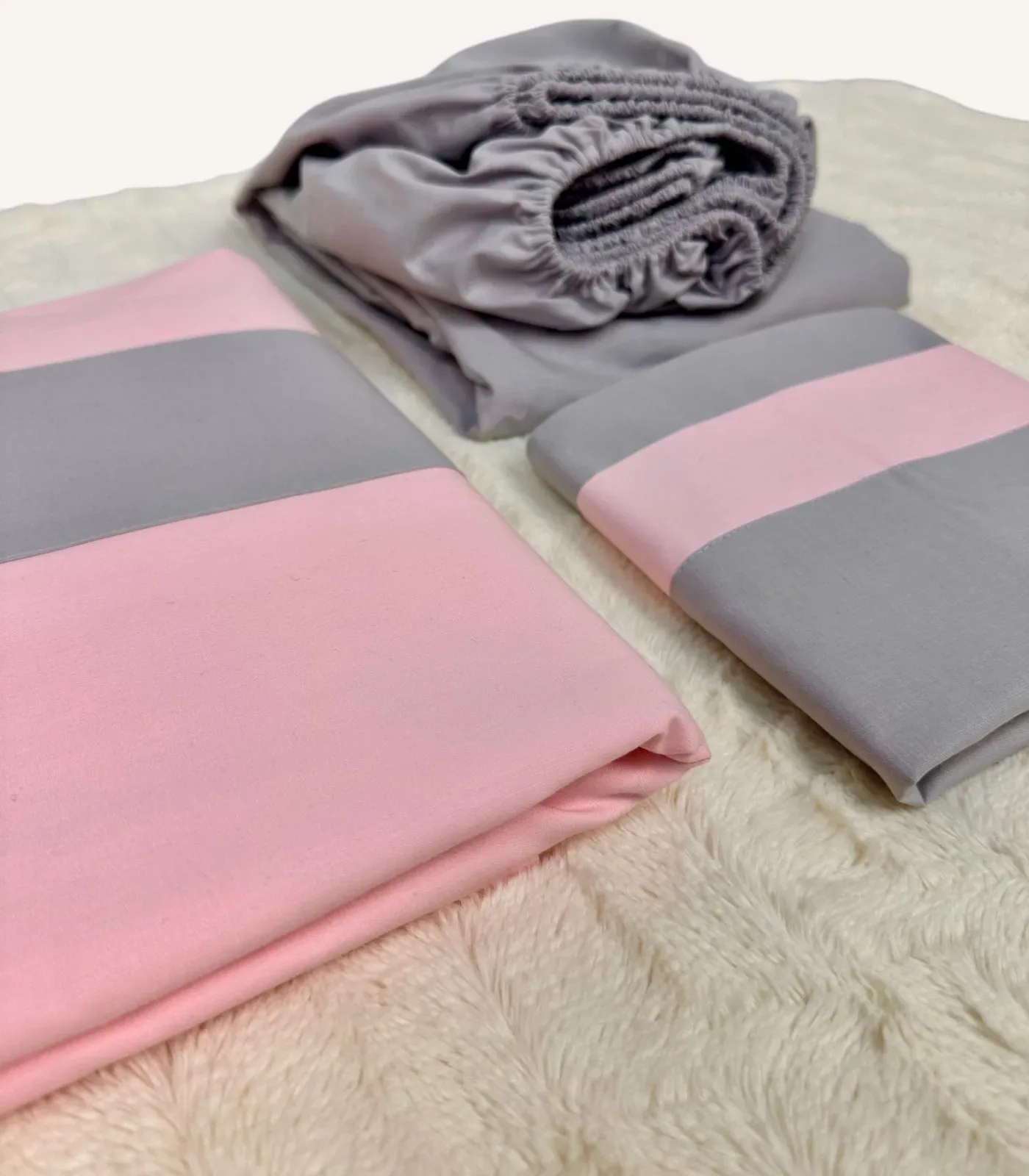 Pembe ve gri %100 pamuk tek kişilik nevresim takımı, lastikli çarşaflı, modern renk blok tasarımlı yatak seti