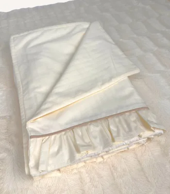 Krem ve bej biyeli fırfırlı pamuklu bebek nevresim takımı, nakış detaylı dekoratif yastıklı set