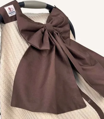 Bej örgü pike puset örtüsü, kahverengi fiyonklu, ortadan yırtmaçlı çıtçıtlı model, fırfırlı kenarlı, %100 pamuk bebek puset örtüsü