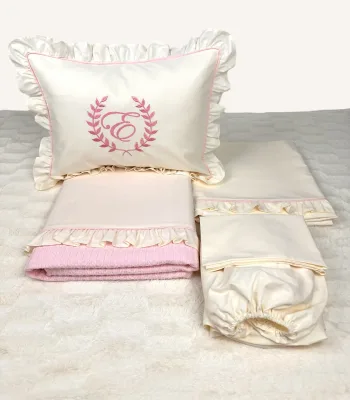 Pembe ve krem fırfırlı pamuklu bebek nevresim takımı, nakış detaylı dekoratif yastıklı set
