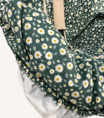 Yeşil papatya desenli çocuk oto koltuğu kılıfı ve kemer kılıfı, pamuklu temas yüzeyi, alez seçenekleri ve kişiselleştirme imkânıyla