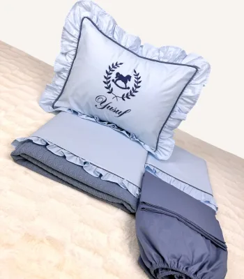 Bebek mavisi ve indigo mavi fırfırlı pamuklu bebek nevresim takımı, nakış detaylı dekoratif yastıklı set