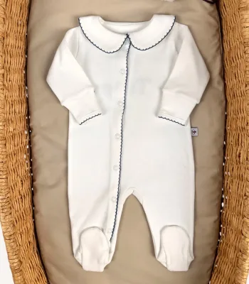 GOTS sertifikalı interlok kumaştan hazırlanan Organik Önden Çıtçıtlı Bebe Yakalı Kroşe İşlemeli Tulum ve Şapka Seti, kroşe detaylı bebe yakası, ayı kulaklı şapkası, kendinden eldivenli yapıs