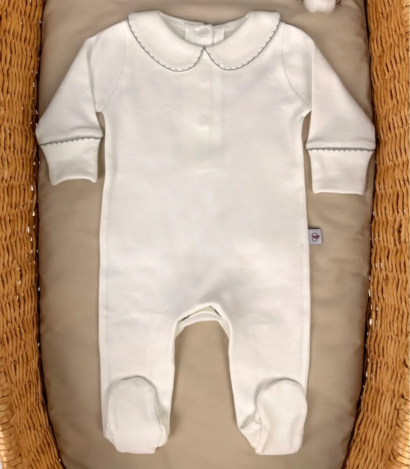 GOTS sertifikalı interlok kumaştan hazırlanan Organik Arkadan Çıtçıtlı Bebe Yakalı Kroşe İşlemeli Tulum, kroşe detaylı bebe yakası, kendinden eldivenli yapısı ve çift katlı patikleriyle prem