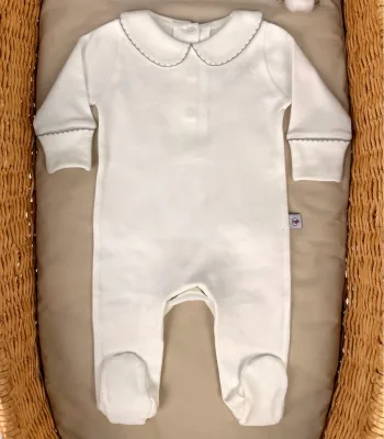 GOTS sertifikalı interlok kumaştan hazırlanan Organik Arkadan Çıtçıtlı Bebe Yakalı Kroşe İşlemeli Tulum, kroşe detaylı bebe yakası, kendinden eldivenli yapısı ve çift katlı patikleriyle prem
