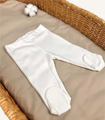 GOTS sertifikalı interlok kumaştan üretilmiş ekru renk organik patikli bebek altı, iç dikişsiz ve çift tabanlı prematüre ve yenidoğan bebek pantolonu.
