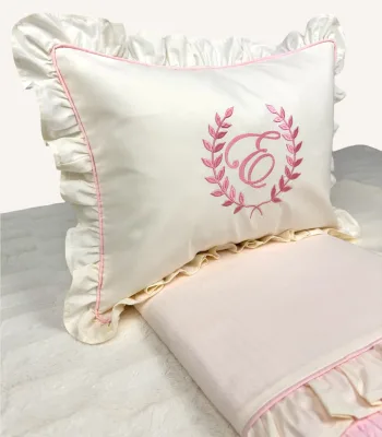 Pembe ve krem fırfırlı pamuklu bebek nevresim takımı, nakış detaylı dekoratif yastıklı set