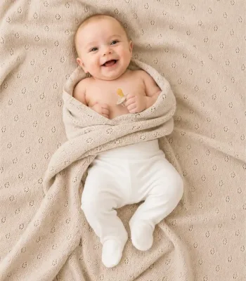 GOTS sertifikalı interlok kumaştan üretilmiş ekru renk organik patikli bebek altı, iç dikişsiz ve çift tabanlı prematüre ve yenidoğan bebek pantolonu.