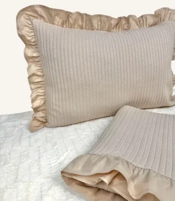 Bej örgü pike fırfırlı tek kişilik pike takımı, dekoratif yastık kılıflı, nakış seçenekli yatak örtüsü seti