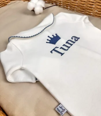 GOTS sertifikalı interlok kumaştan hazırlanan Organik Önden Çıtçıtlı Bebe Yakalı Kroşe İşlemeli Tulum ve Şapka Seti, kroşe detaylı bebe yakası, ayı kulaklı şapkası, kendinden eldivenli yapıs