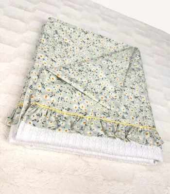 Mint papatyalı fırfırlı pamuklu bebek nevresim takımı, krem örgü pike ve dekoratif yastıklı set