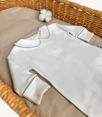 GOTS sertifikalı interlok kumaştan hazırlanan Organik Arkadan Çıtçıtlı Bebe Yakalı Kroşe İşlemeli Tulum, kroşe detaylı bebe yakası, kendinden eldivenli yapısı ve çift katlı patikleriyle prem